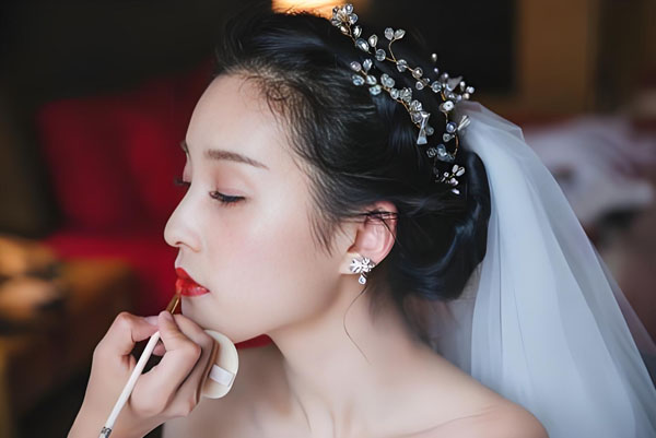 内江新娘跟妆师|内江赫拉高端定制婚纱礼服馆